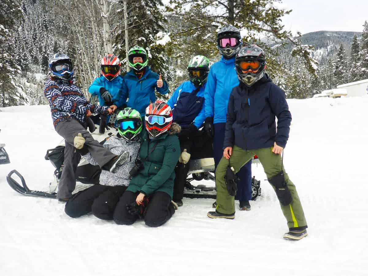 Single Reis Canada Sneeuwscooter Groepsfoto.jpg