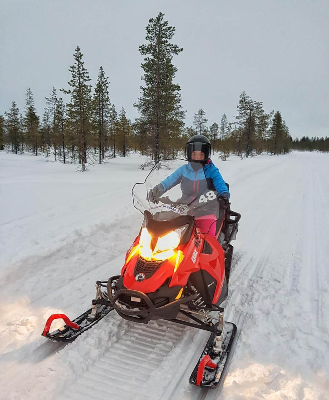 alleen op reis sneeuwscooter lapland