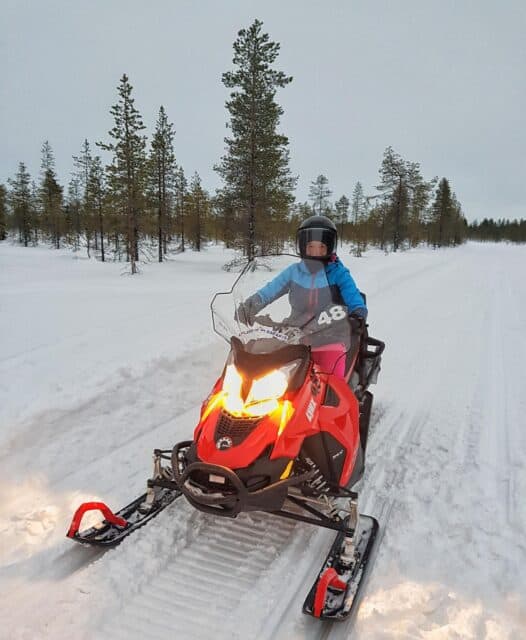 alleen op reis sneeuwscooter lapland